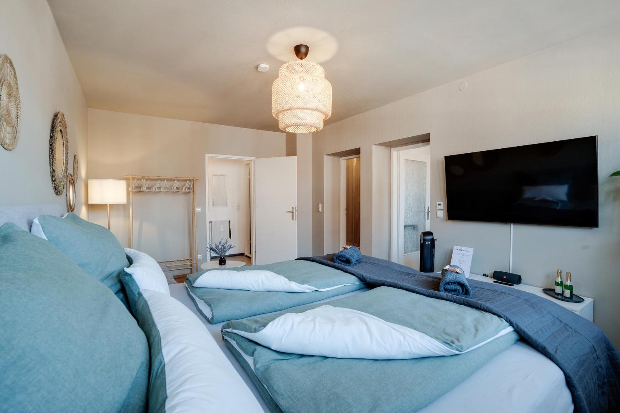 Boho Design Studio - Historic City Center With Free Parking & Aircon By Hero Homes