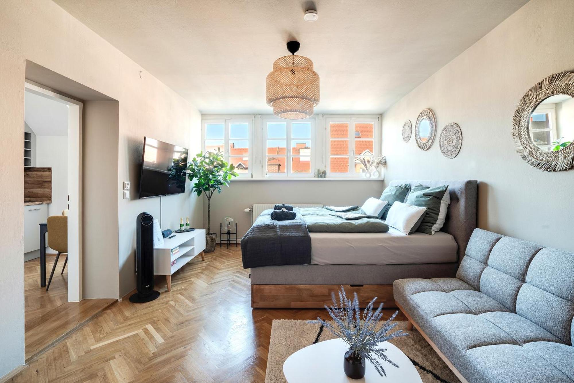 Boho Design Studio - Historic City Center With Free Parking & Aircon By Hero Homes Apartment