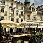 Boho Design Studio - Historic City Center With Free Parking & Aircon By Hero Homes